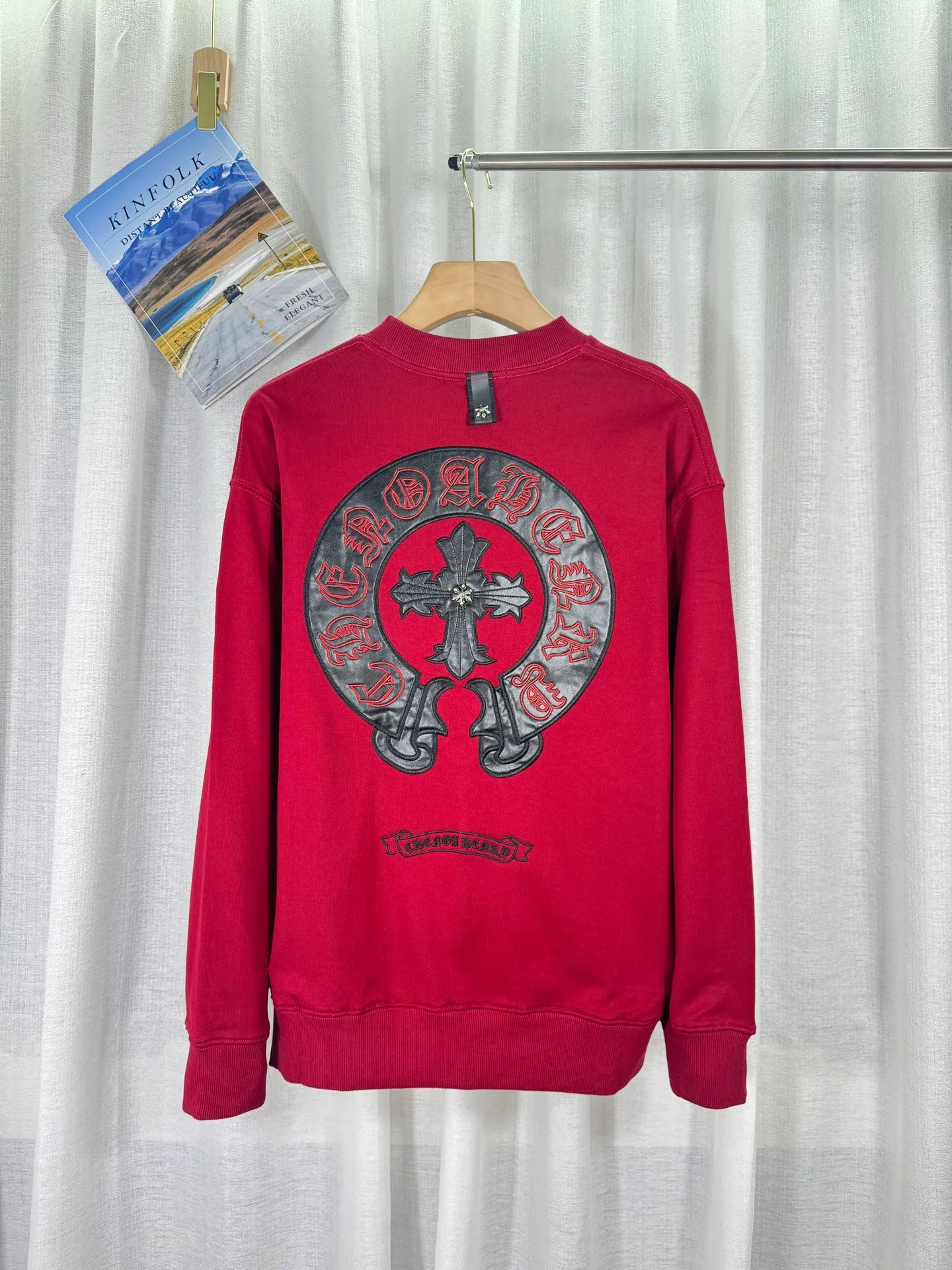P240 top version, real shot without P, ​​different from market currency) 𝗖𝗵𝗿𝗼𝗺𝗲 𝗛𝗲𝗮𝗿𝘁𝘀/Cro Heart 2025 Washed Leather Embroidery Autumn and Winter New Original Single Counter American Laser Burnt 3D Three-dimensional Color Embroidered Couple Casual Sweater 👑The highest version! Customized fabric 420g tripe terry fabric! American acid-washed and distressed original fabric, laser burnt pattern ✟Skin embroidery, exquisite embroidery of letters! The best-selling model in the counter, very comfortable to wear. Accessories: original molded and authenticated collar label➕100% silk wash label. Genuine purchase-grade original hangtag➕matching hanging rope➕3D hanging beads➕original packaging bag. Craftsmanship: The original version has consistent wiring! The highest version of the armhole matching technique! Color: Red Black Size: S M L XL Style No.: 9322
